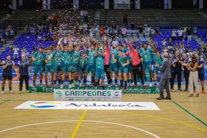 Ángel Ximénez Puente Genil celebra el título en la fiesta del balonmano andaluz (1)