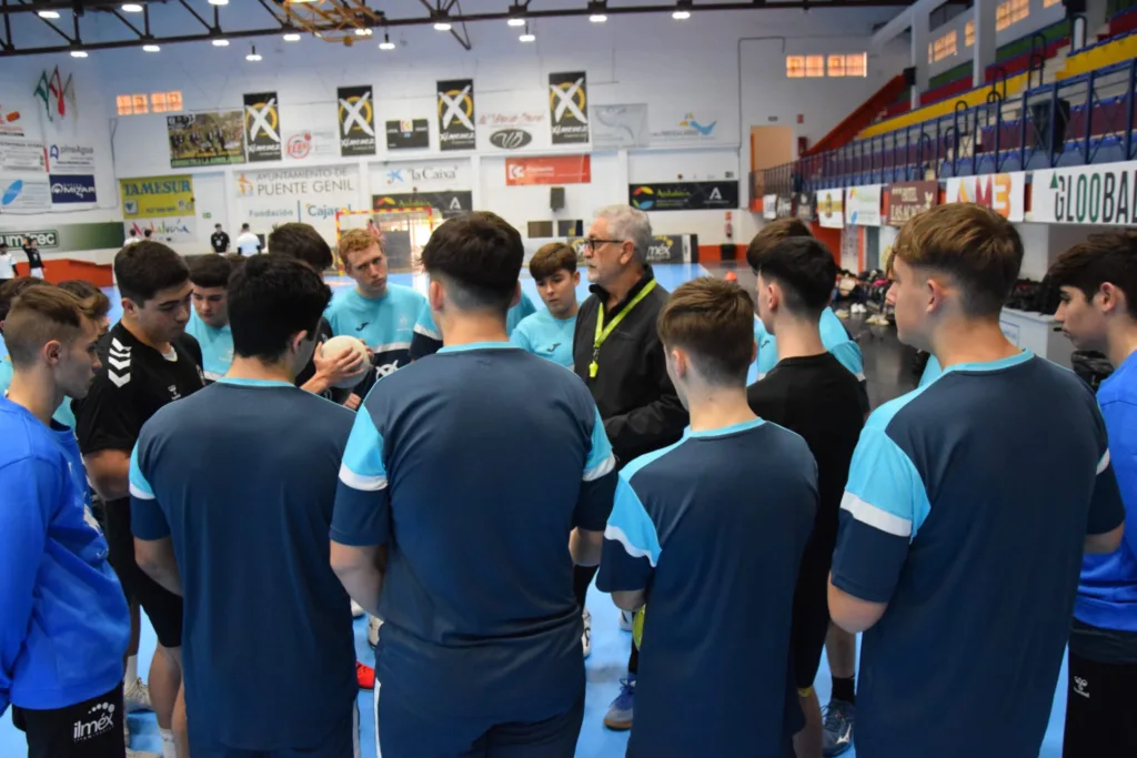 La plantilla de DH Juvenil del AX Puente Genil escuchando a su entrenador, Antonio Pineda Bonilla